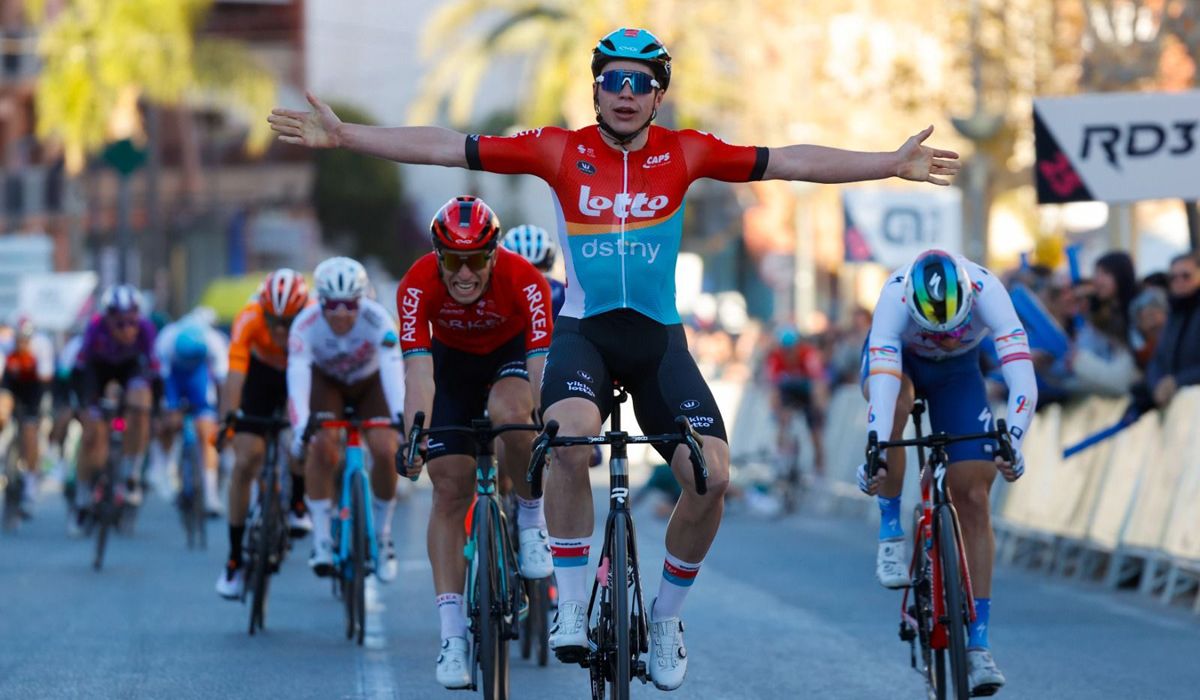 Arnaud De Lie conquistó con autoridad la edición de este año de la Clàssica CV 1969