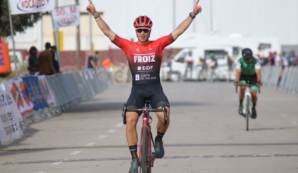 Gonzalo Inguanzo celebrando su victoria por delante de Mario Junquera