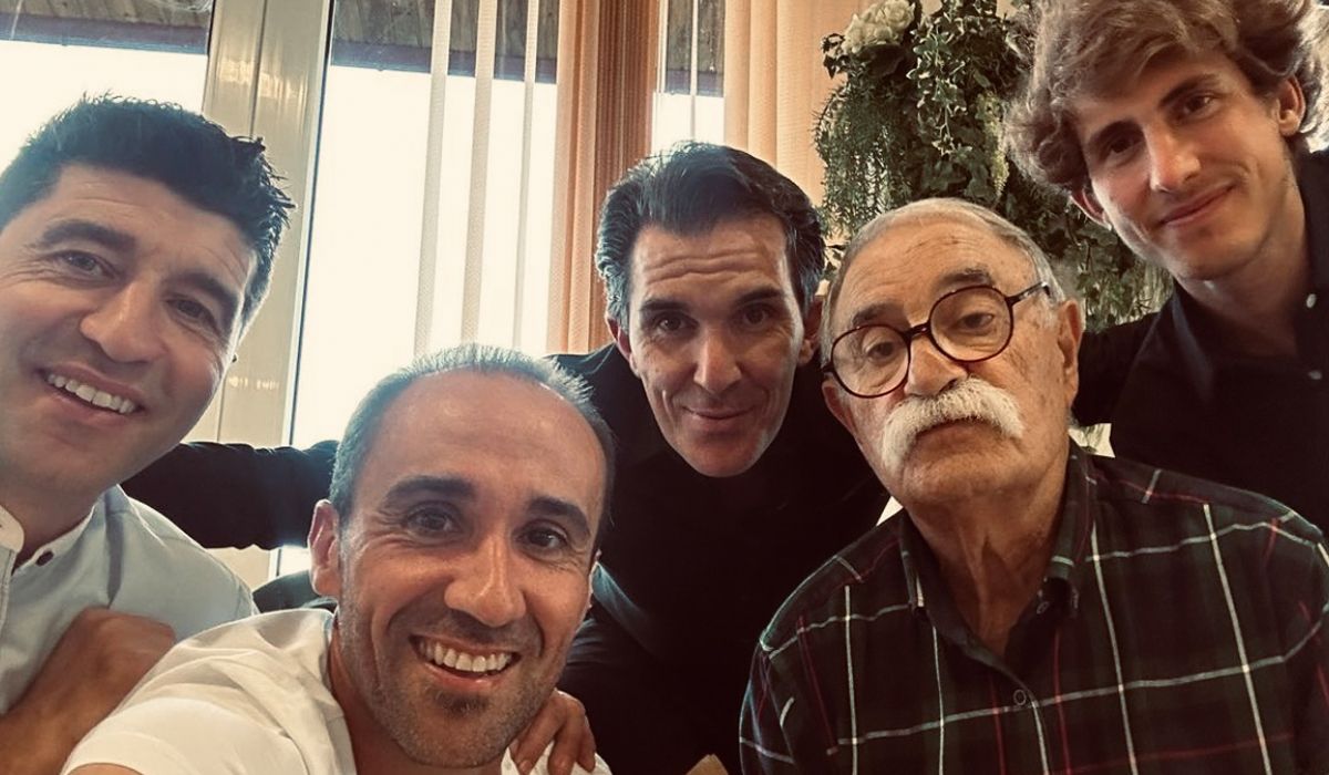 Chechu Rubiera, Carlos Barredo, Luis Pasamontes e Iván García Cortina posan junto a Jesús Rodrigo, quien recibió el sábado un merecido homenaje