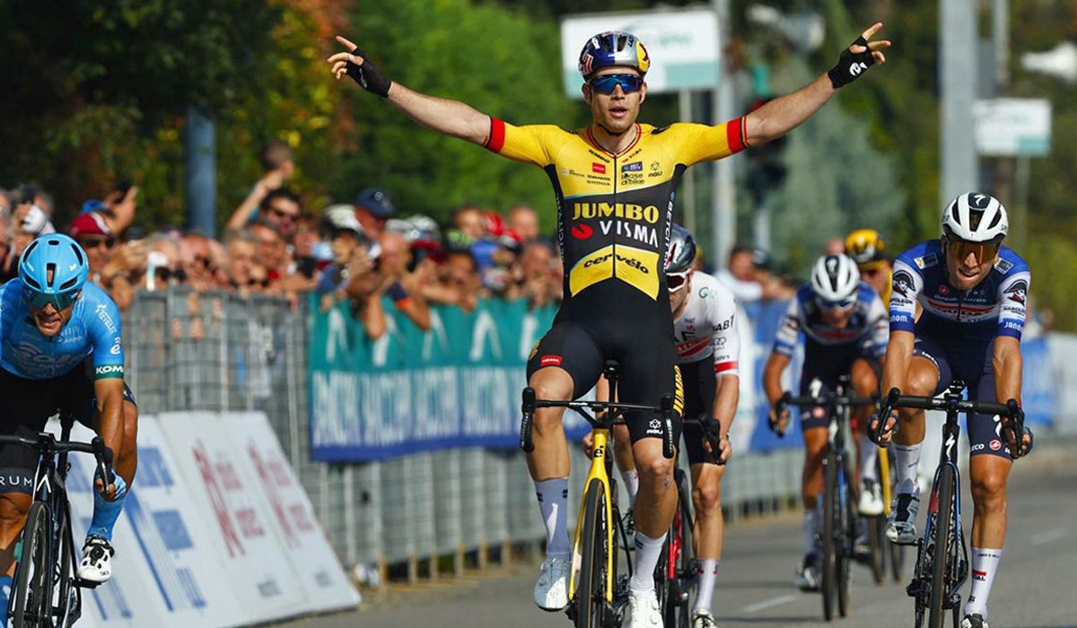 Van Aert celebrando su victoria en la reciente Coppa Bernocchi