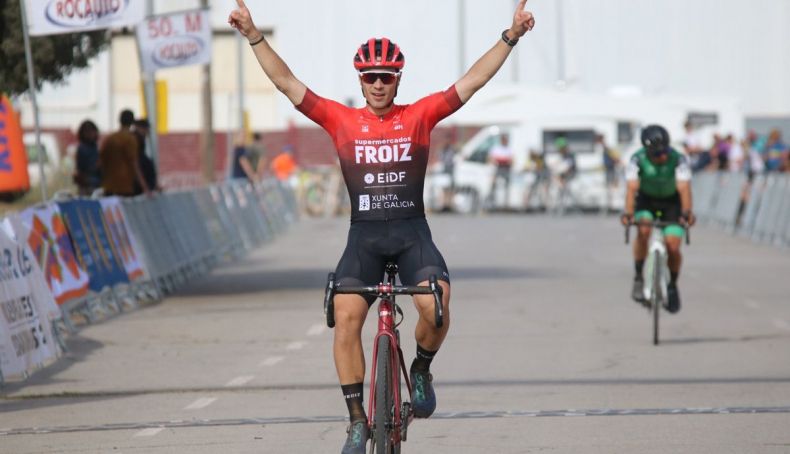 gonzalo inguanzo celebrando su victoria por delante de mario junquera gonzalo inguanzo celebrando su victoria por delante de mario junquera