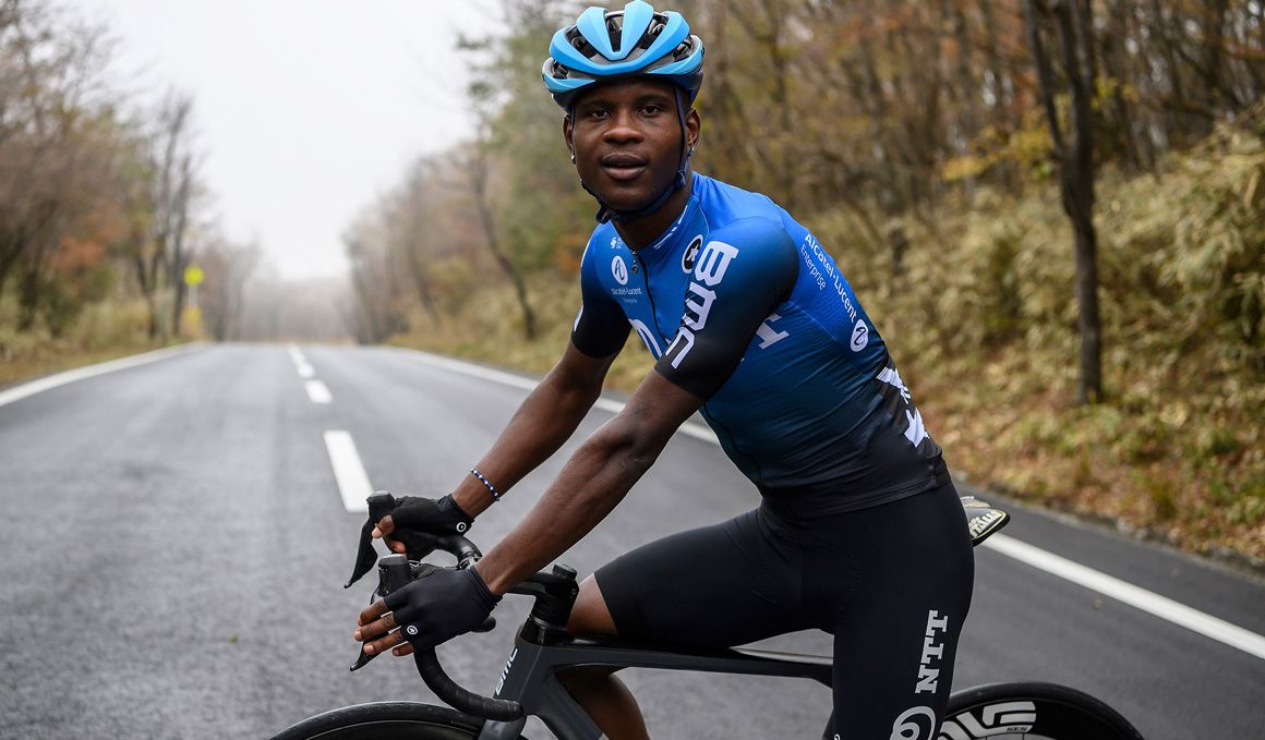 Brutal agresión a Nicholas Dlamini (NTT Pro Cycling) mientras entrenaba en Sudáfrica
