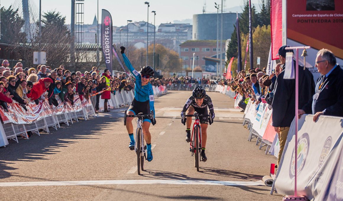Con este apretado sprint entre Aida Nuño (ganadora) y Lucía González se resolvió el Campeonato de España de Ciclocross 2019. Son las dos grandes favoritas para jugarse de nuevo el título 2020 este domingo.