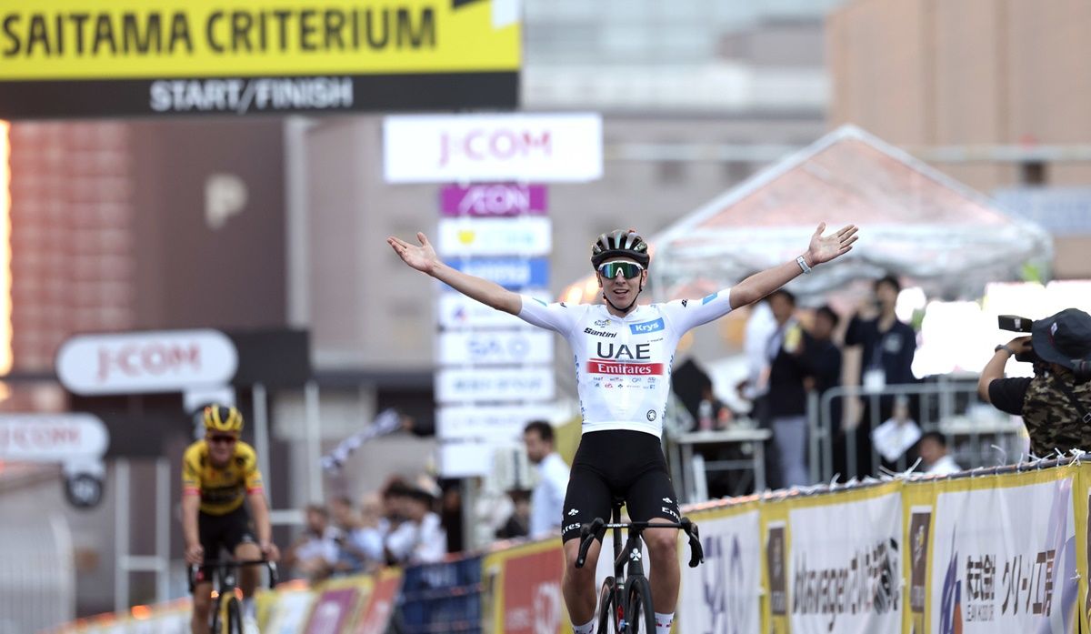 Sepp Kuss (Jumbo Visma) no pudo con Tadej Pogacar (UAE Team Emirates) en Saitama
