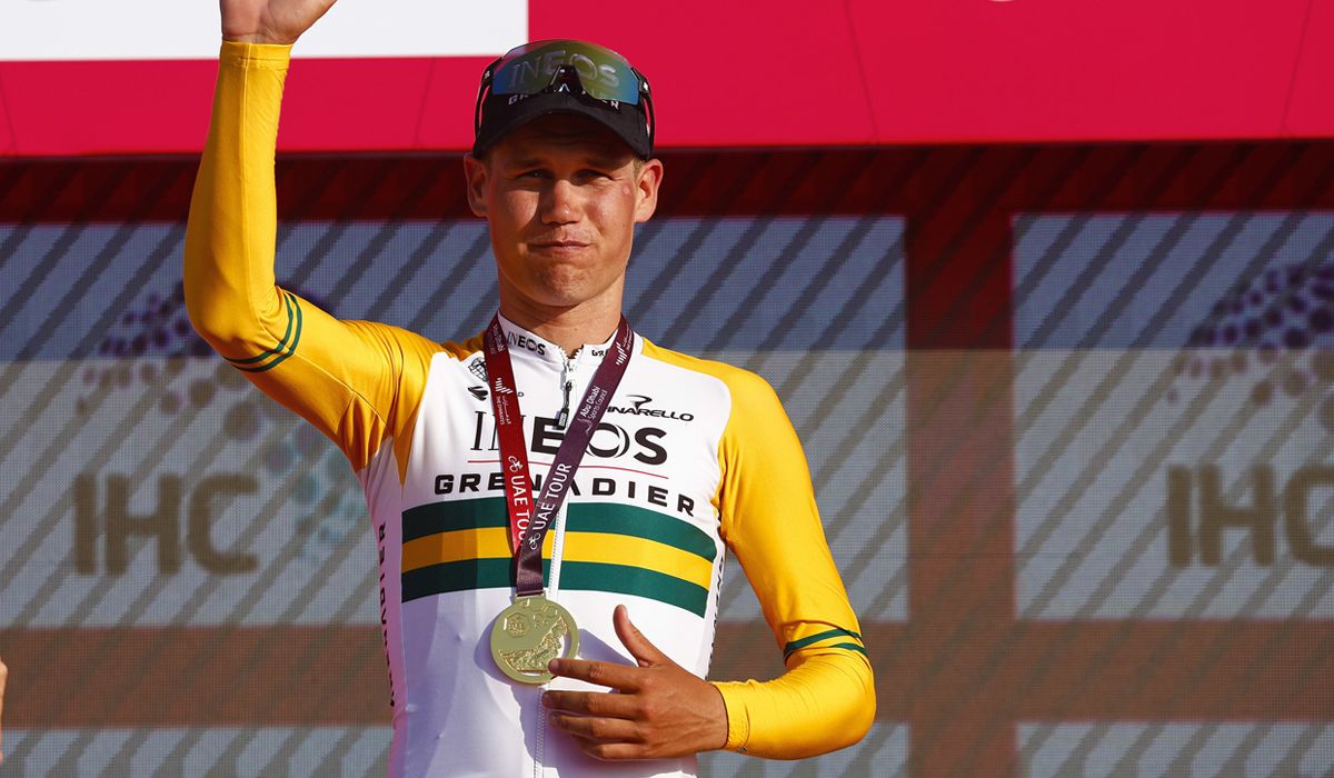 Luke Plapp en el podio del pasado UAE Tour, donde finalizó segundo
