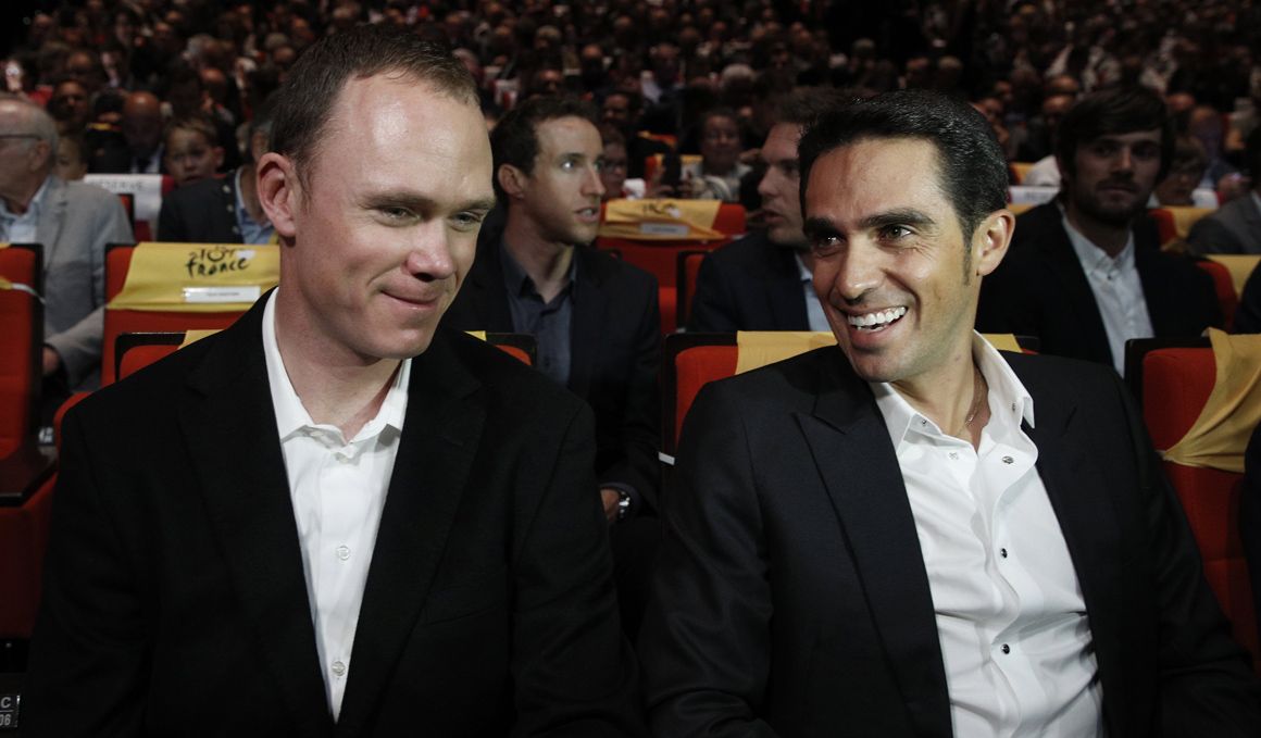 Chris Froome y Alberto Contador hablan en el acto de presentación del Tour de Francia 2018. Foto: Foto: Yoan Valat (EFE)