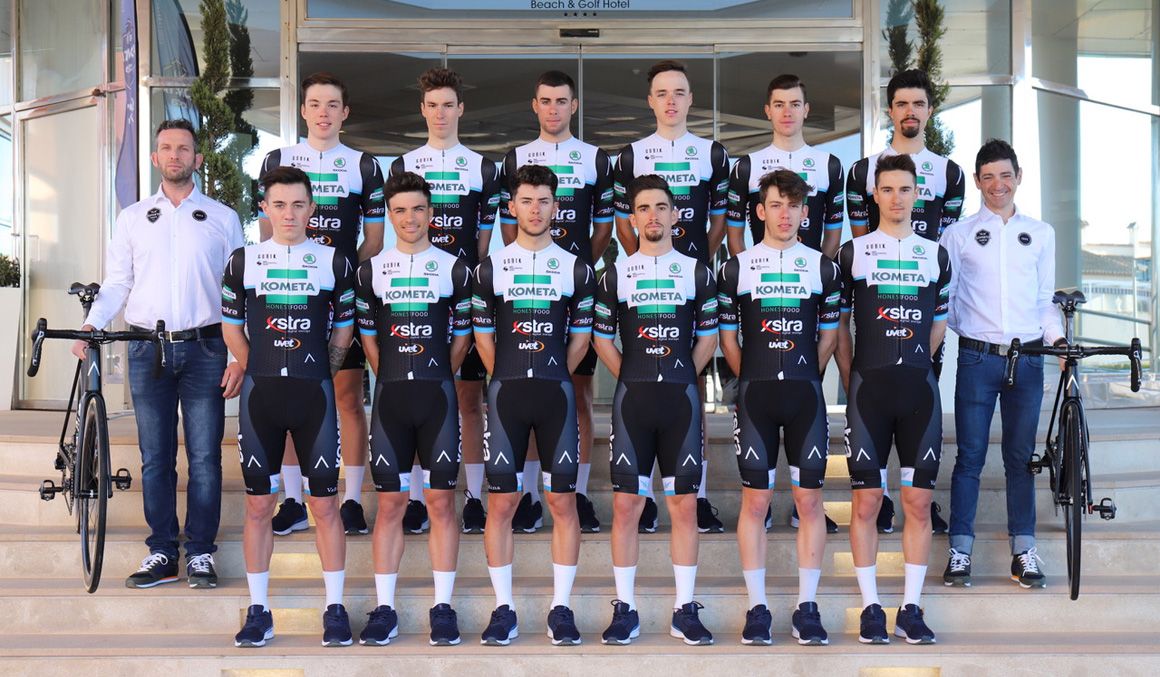 Formación del Kometa-Xstra Cycling Team continental. 