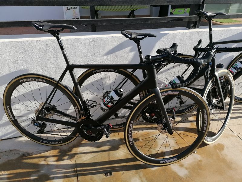 Presentación Kometa-Xstra: primeras fotos de las A Bikes de Basso y Contador 