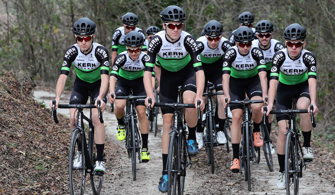 La plantilla del Equipo Kern Pharma rodando. En el centro, Jaime Castrillo.