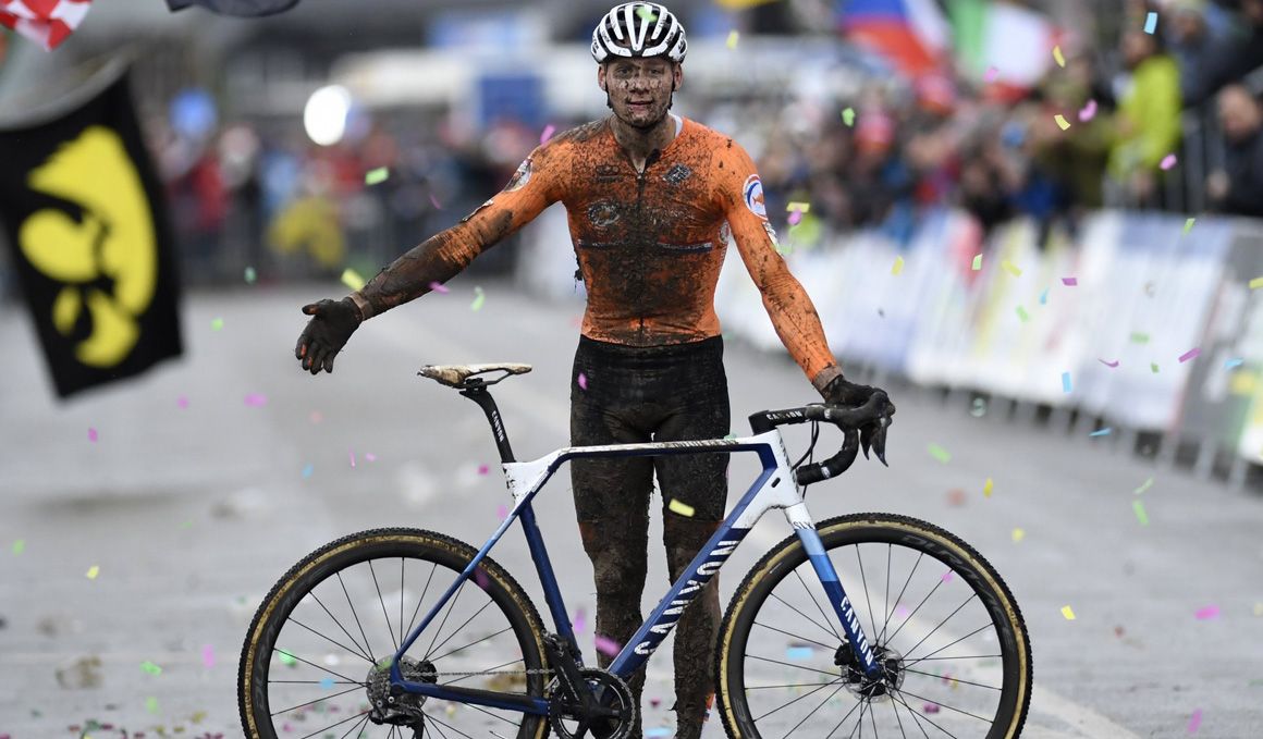 Dominio total de Van der Poel en el mundial de ciclocross