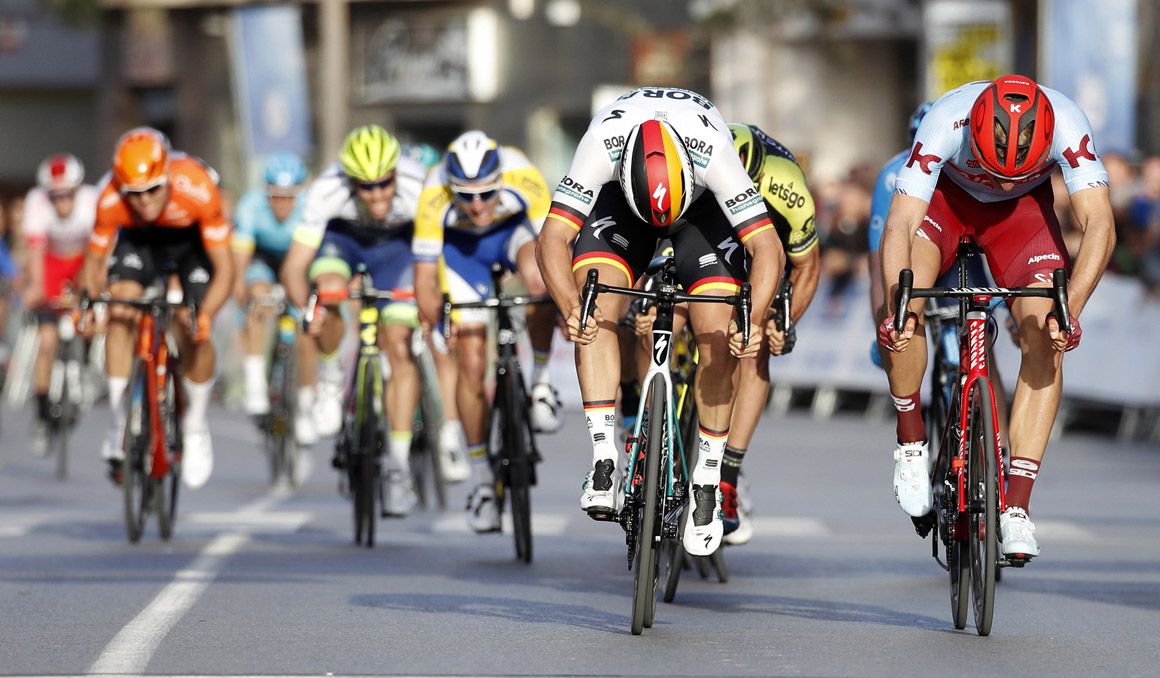 Imagen de la resolución de la Clásica de Almería 2019, que finalizó con victoria al sprint de Pascal Ackermann sobre Marcel Kittel. 
