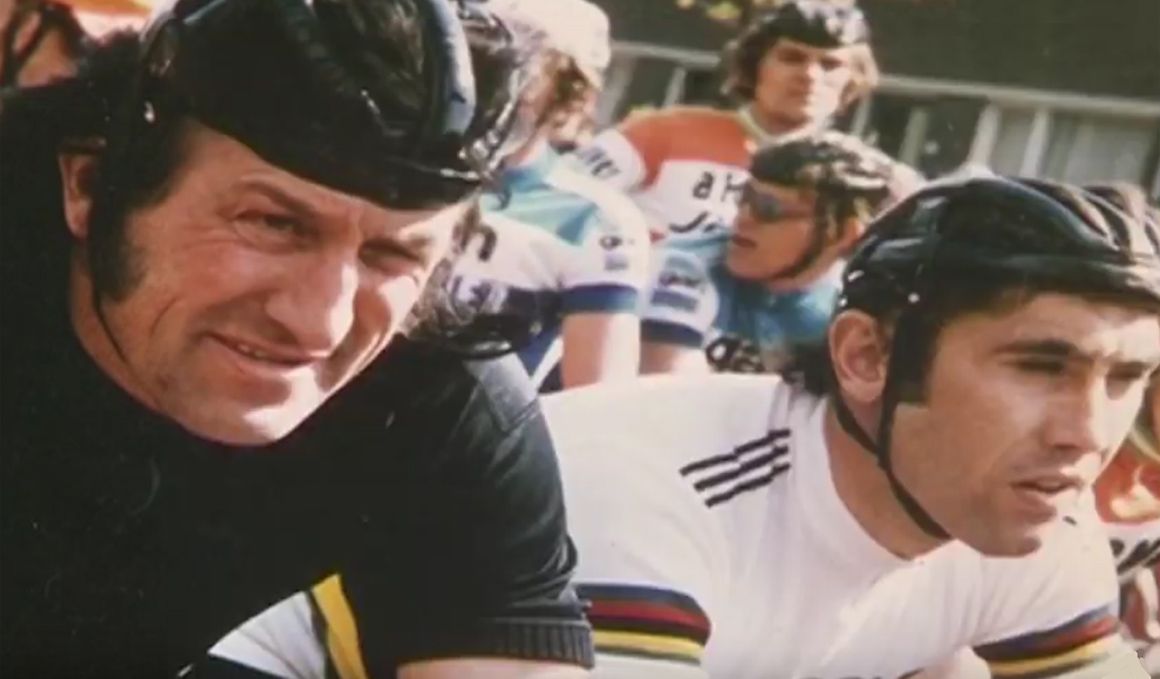 Wout Van den Berg -La perla negra- junto a Eddy Merck, en la salida de uno de los critériums urbanos en donde su heterodoxa presencia se hizo tan habitual. 
