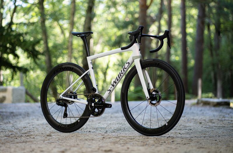 Disponible también con Shimano Dura Ace Di2 Disponible también con Shimano Dura Ace Di2