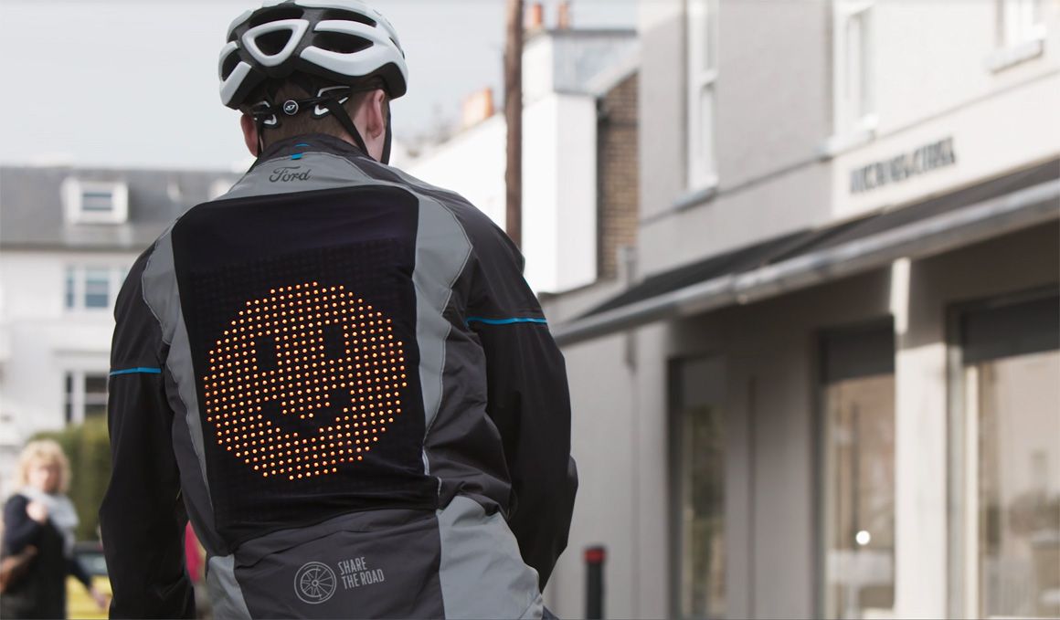 La innovadora Chaqueta Emoji de Ford permite a los ciclistas comunicarse con los conductores