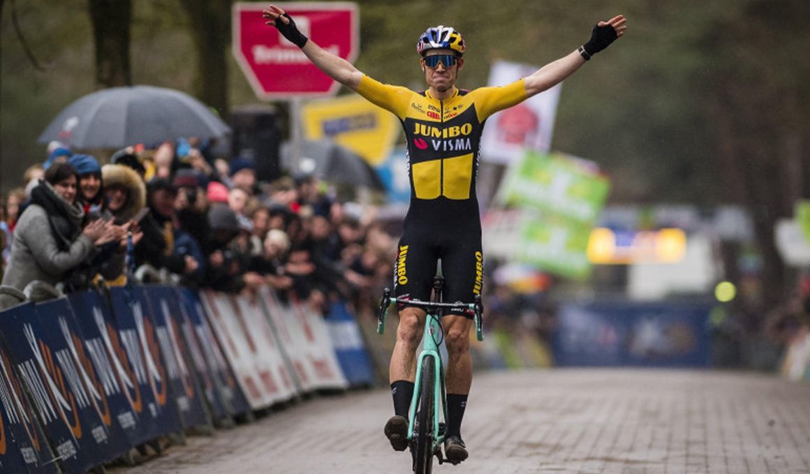 Van Aert regresa a la senda de la victoria en el Krawatencross de Lille