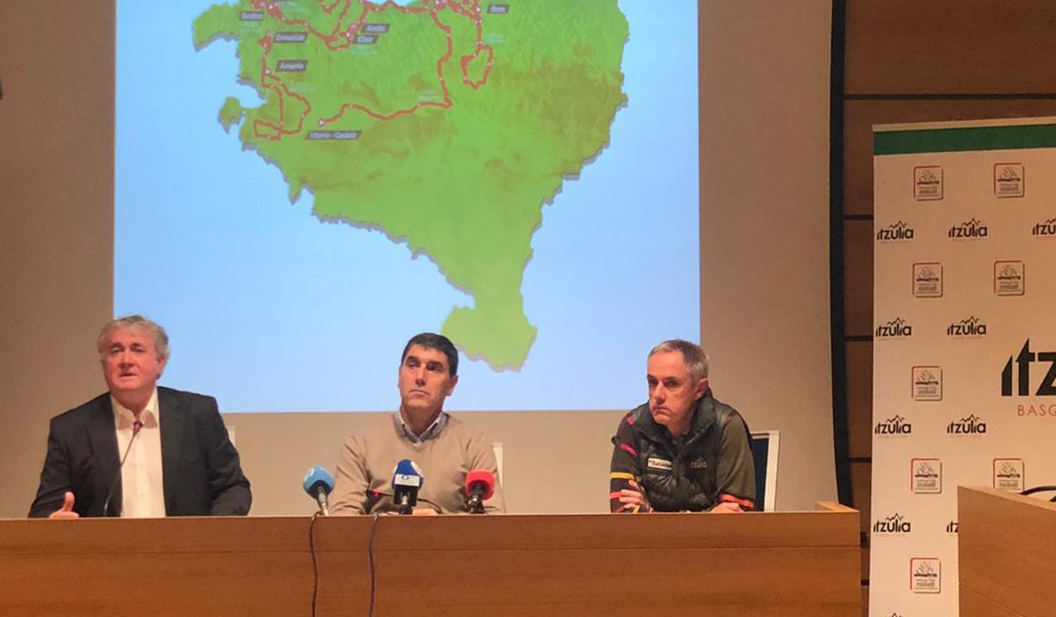 Un momento de la presentación del recorrido de la Itzulia 2020, con el Presidente de OCETA Julián Eraso, el Teniente de Alcalde de Eibar, Alberto Albistegi, y el Director Técnico de la carrera Roberto Laiseka.