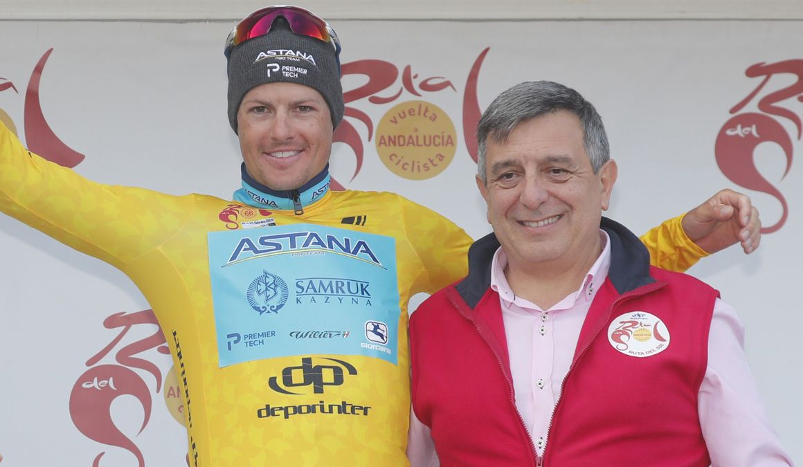 Jakob Fuglsang sigue su idilio con la Vuelta a Andalucía y es el primer líder 
