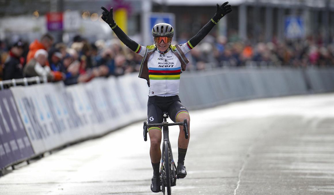 Van Vleuten se exhibe en la Omloop Het Nieuwsblad
