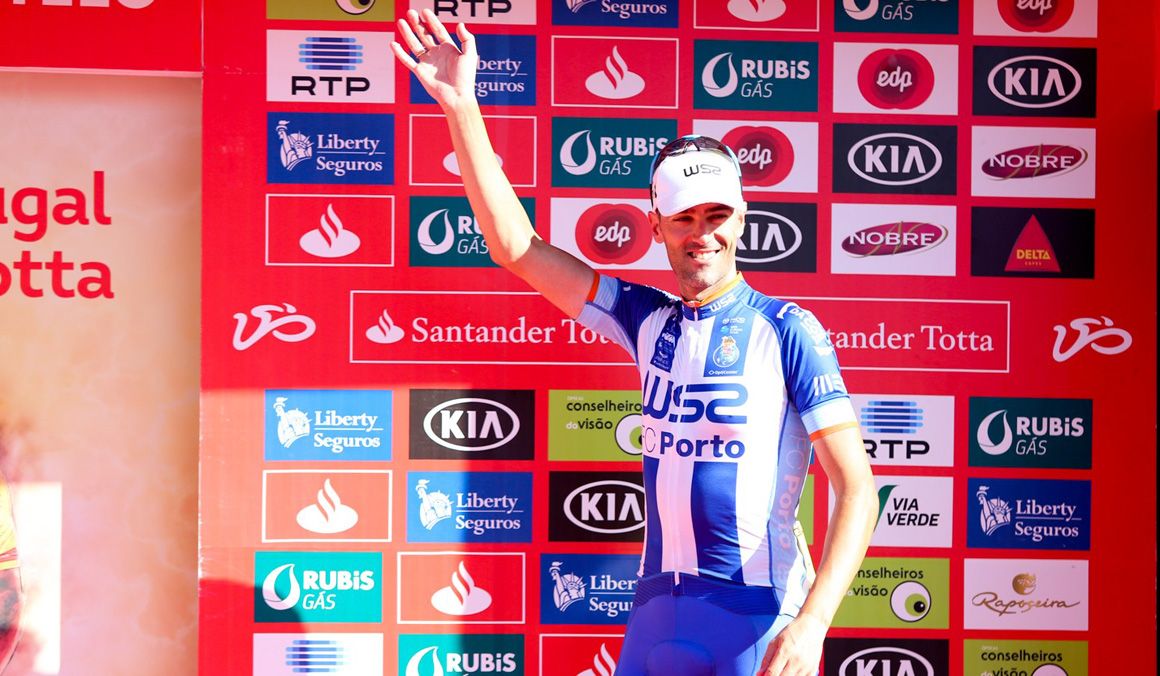 Gustavo César Veloso en el podio de la Volta a Portugal 2017 tras ganar la 5ª etapa. Foto: W52-Porto 