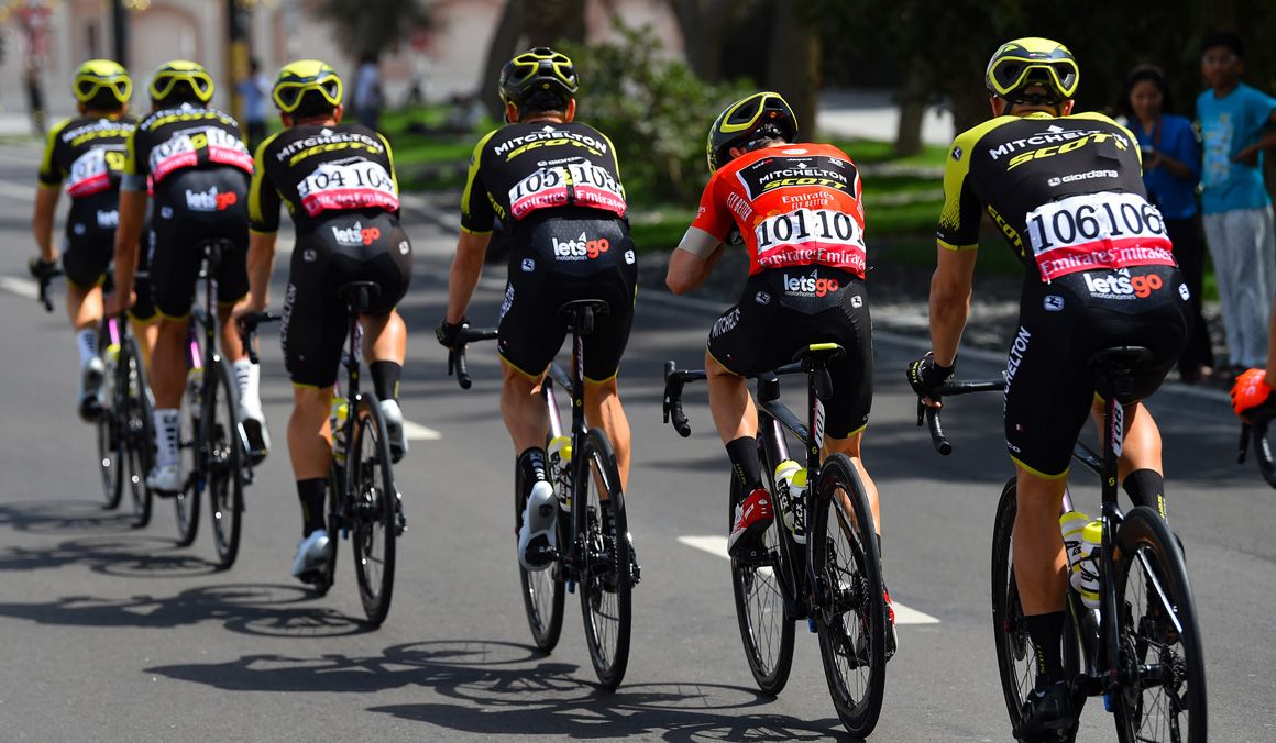 Ciclistas del Mitchelton-Scott durante el pasado UAE Tour, que ganó su ciclista Adam Yates. 