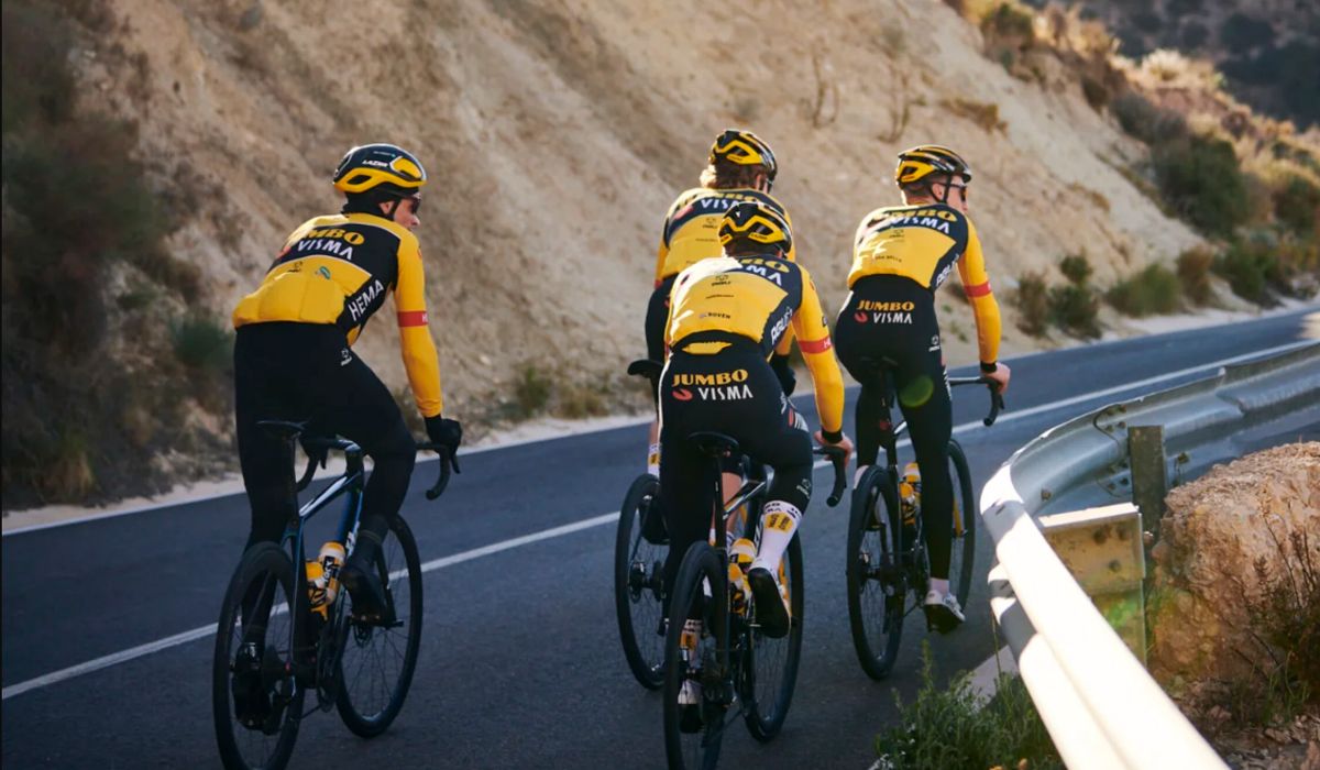 Ciclistas del Jumbo-Visma en un campus de entrenamiento. 
