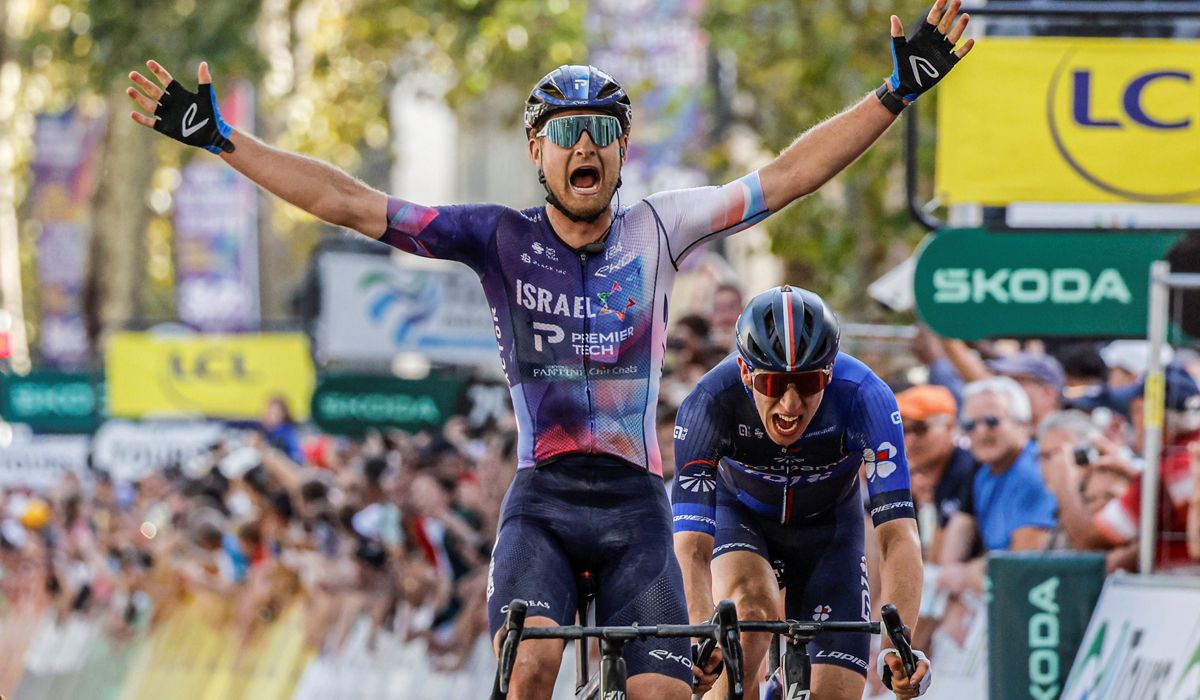 Riley Sheehan, celebrando su victoria en la París-Tours