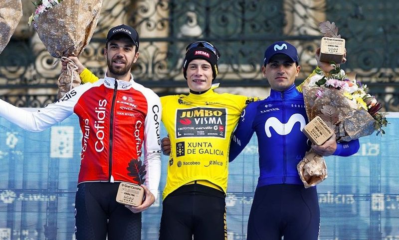 Vingegaard, escoltado por Jesús Herrada y Ruben Guerreiro, en el podio de O Gran Camiño 2023 Vingegaard, escoltado por Jesús Herrada y Ruben Guerreiro, en el podio de O Gran Camiño 2023