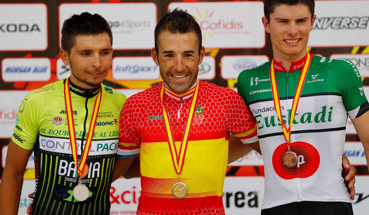 Jorge Martín Montenegro, en el podio tras proclamarse camopeón de España Élite en ruta en 2016