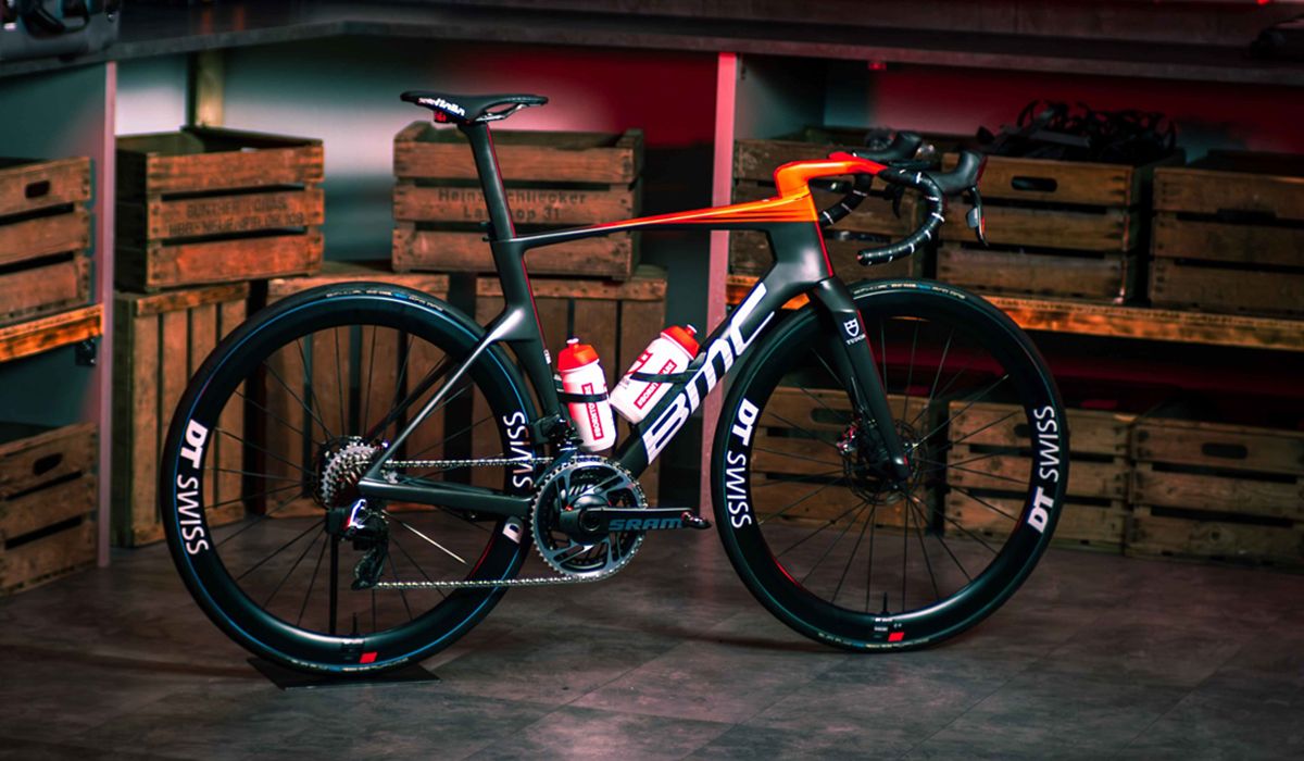 El Tudor Pro Cycling presenta la BMC Teammachine R con la que competirá en 2024