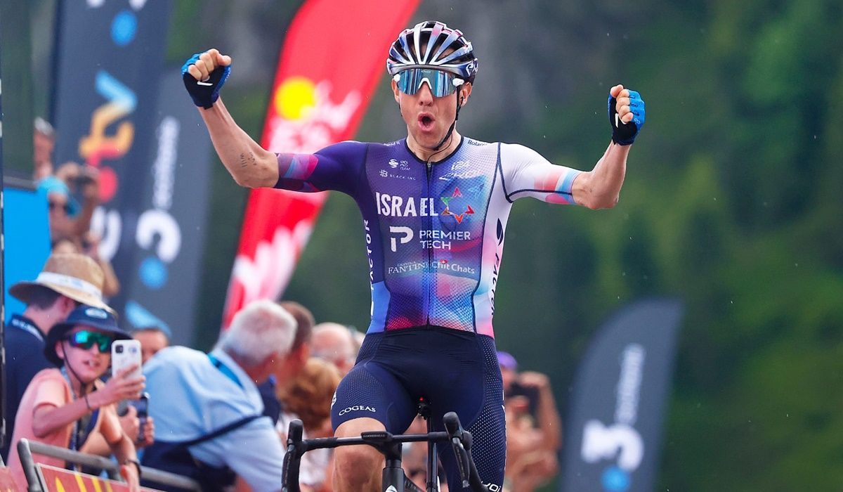 Michael Woods celebrando su victoria de etapa en la pasada Ruta de Occitania