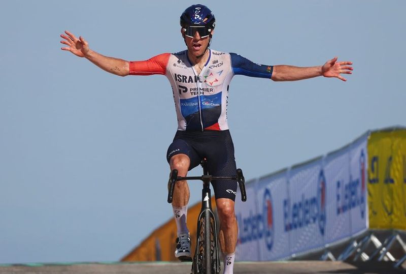 Michael Woods ganando en la cima del Puty de Dome