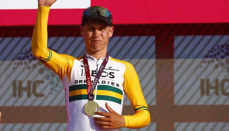 luke plapp en el podio del pasado uae tour donde finalizo segundo