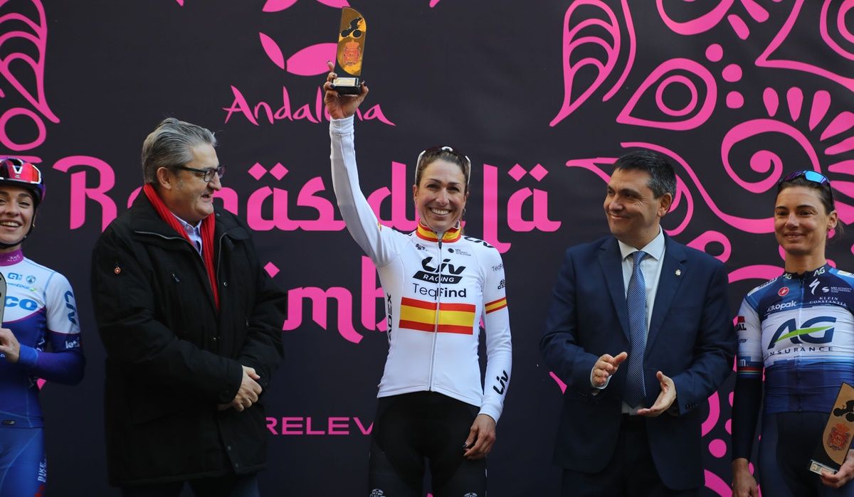 Mavi García, Reina de la Alhambra, entre Óscar Campillo, director de Relevo, y Jorge Iglesias Puerta, Concejal de Deportes del Ayuntamiento de Granada.
