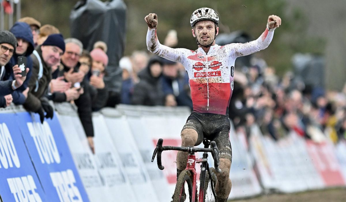 Eli Iserbyt gana en Flamanville y amplía su ventaja al frente de la Copa del Mundo