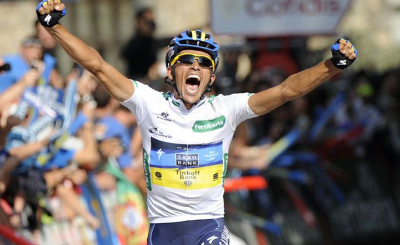 alberto contador celebrando su historica victoria en fuente de en la vuelta 2012