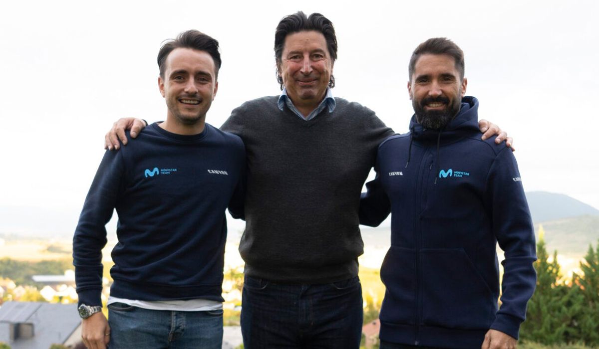 Tim Harris, en el centro de la imagen, junto a Sebastián Unzué y Jorge Sanz, responsables del Movistar Team femenino