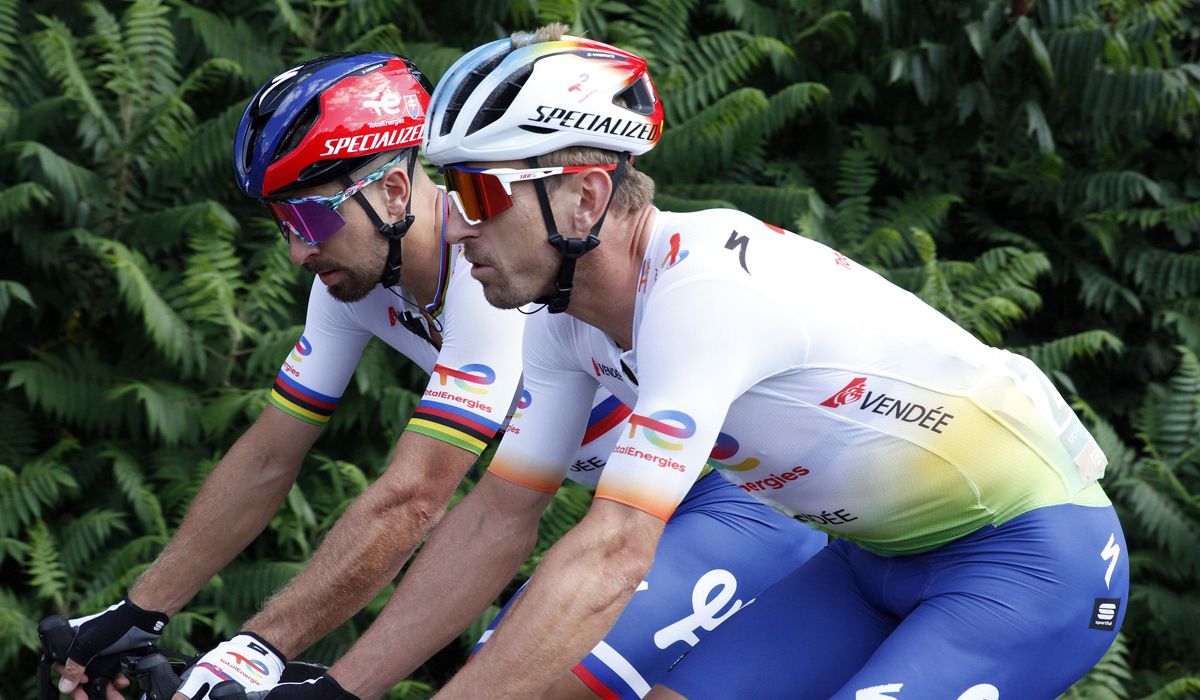 Maciej Bodnar junto a Peter Sagan en una imagen de 2022