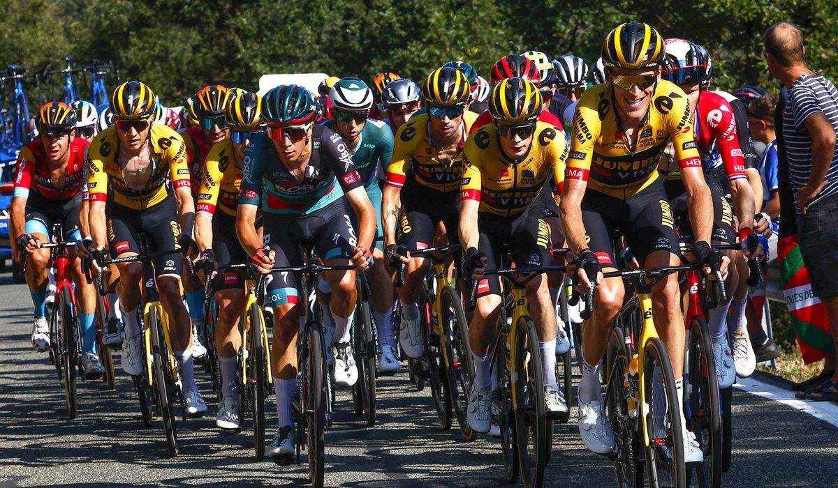 Cian Uijtdebroeks (BORA hansgrohe), rodeado por Jumbos en la pasada Vuelta