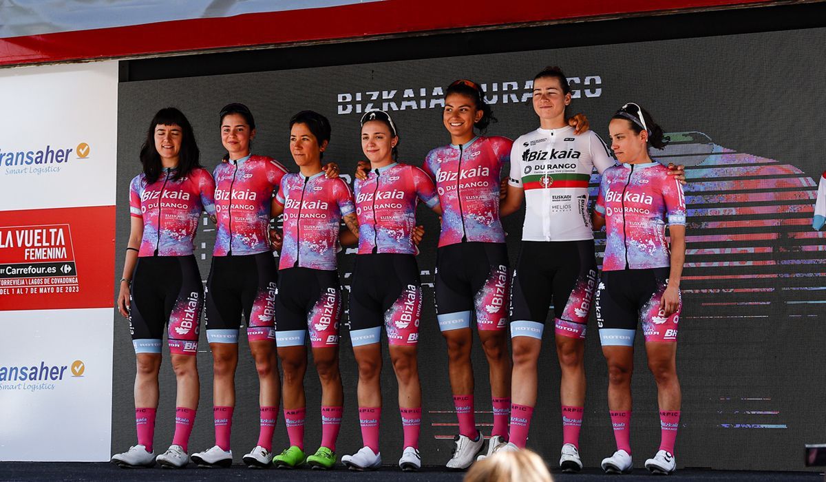 Las ciclistas del Bizkaia-Durango en la salida de una etapa de la pasada Vuelta Femenina by Carrefour.es