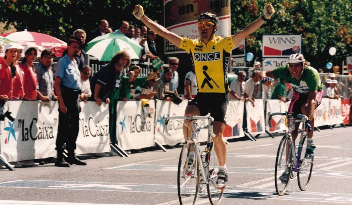 Laurent Jalabert celebrando su victoria en Lleida en la Volta a Catalunya 1994