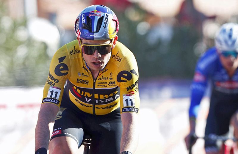 Wout van Aert luciendo el logo de Red Bull en su casco
