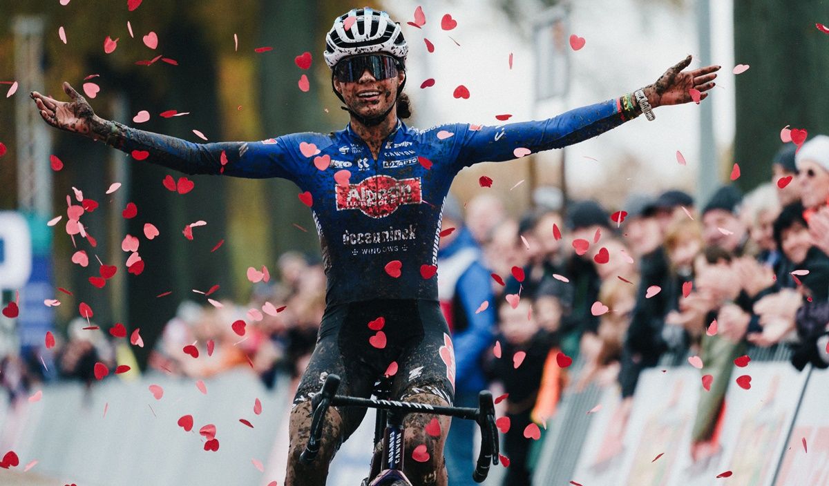 Ceylin del Carmen Alvarado (Alpecin Deceuninck) celebra su victoria en la prueba de la Copa del Mundo de Ciclocross UCI en Dendermonde (Bélgica).
