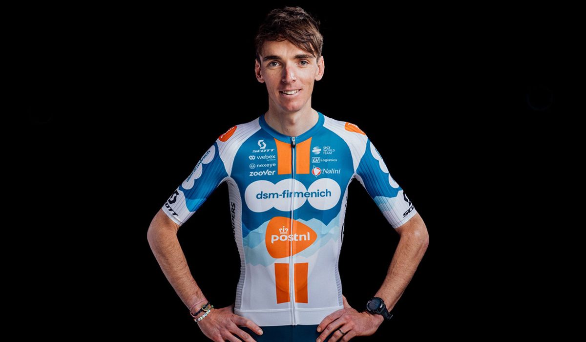Romain Bardet luciendo la nueva equipación del Team dsm-firmenich PostNL