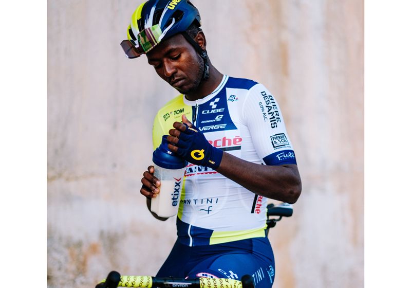 Biniam Girmay, una de las figuras del equipo, con productos de suplementación deportiva de Etixx Biniam Girmay, una de las figuras del equipo, con productos de suplementación deportiva de Etixx