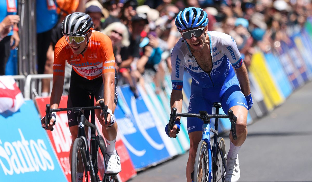 Imagen de la pasada edición del Tour Down Under, con el ganador Jay Vine, ausente en 2024, y Simon Yates