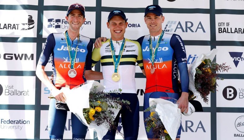el team jayco alula copa el podio del campeonato cri de australia con plapp harper y hepburn