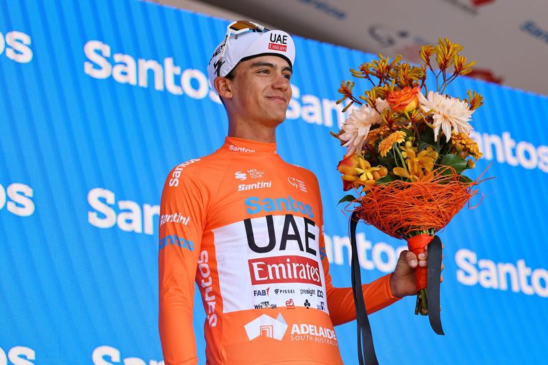 Isaac del Toro, en el podio vistiendo el maillot naranja de líder del Tour Down Under