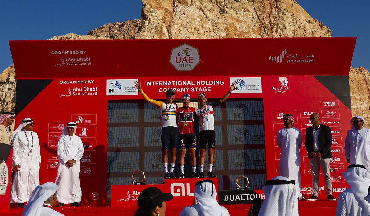 Podio final del UAE Tour 2023, con Remco Evenepoel -ganador-, Luke Plapp y Adam Yates.
