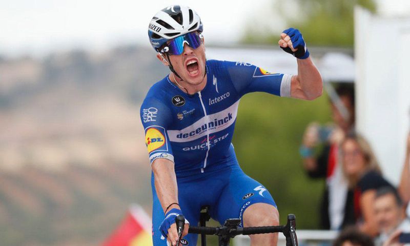 Cavagna celebrando su victoria de etapa en La Vuelta 2019