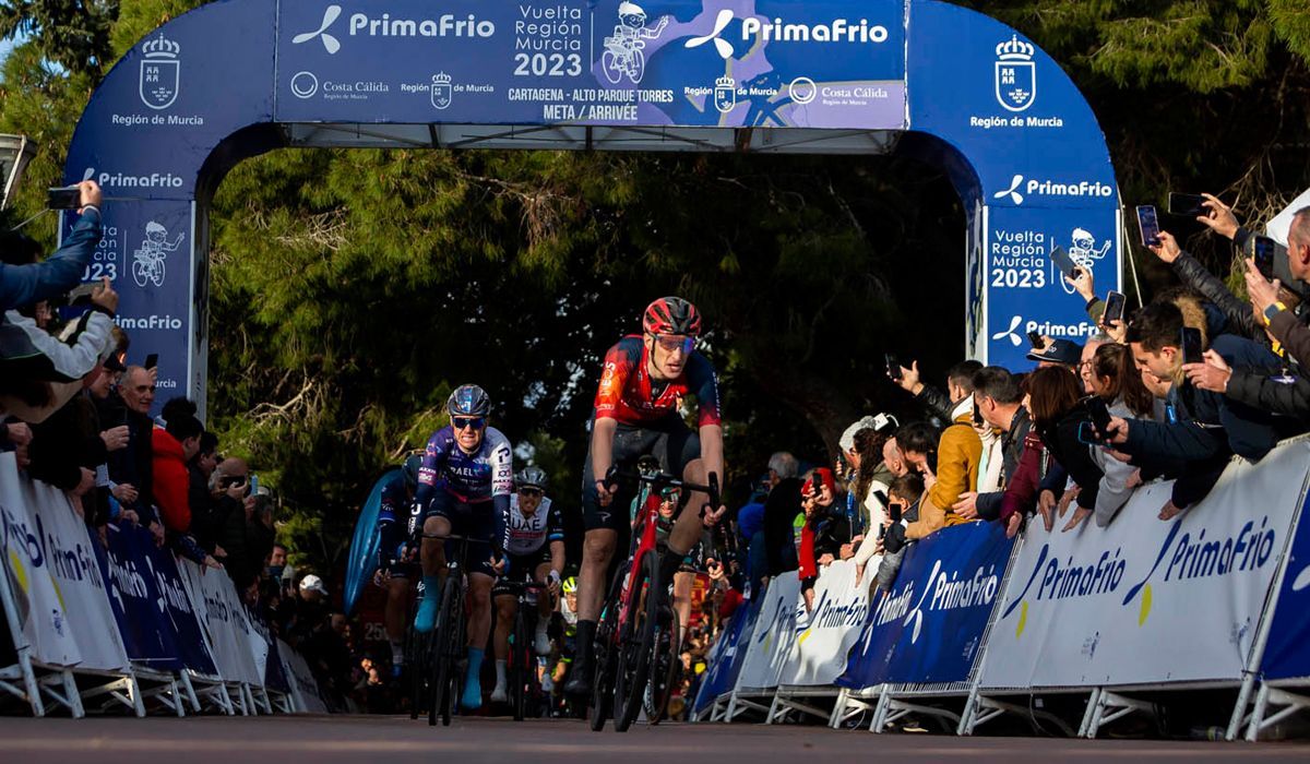 Imagen del final de la Vuelta a Murcia 2023, que conquistó el británico Ben Turner, del INEOS.
